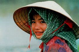 Girl in traditional hat - Non la